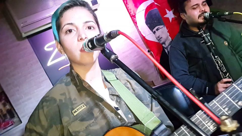 Tren De Yoluna - Çamlar Altında - İnci Ercan - Antalya canlı müzik en iyi gece mekanları