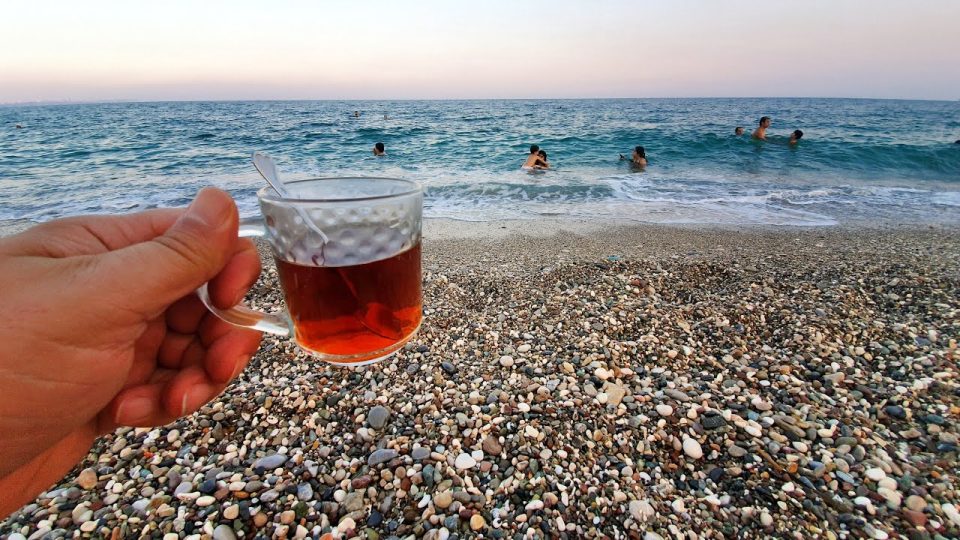 Deniz kenarında çay keyfi - Konyaaltı plajları Antalya
