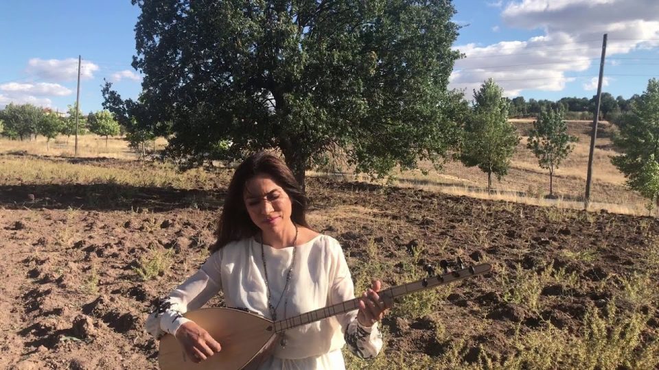 NAZLI ÖKSÜZ - Bütün Dünya Senin Olsun Şarkı Sözleri