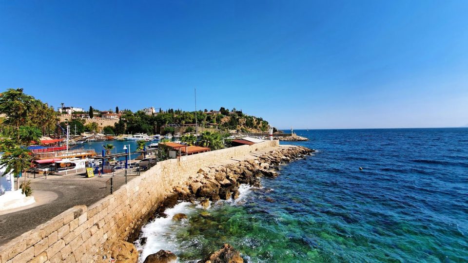 Yat Limanınından deniz manzarası kayalıklar ve dalgalar