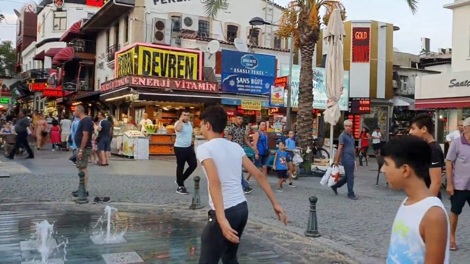 Kale Kapısı Antalya Şehir Merkezi - Kapalı Yol Girişi - Saat Kulesi Antalya Görülecek Yerleri
