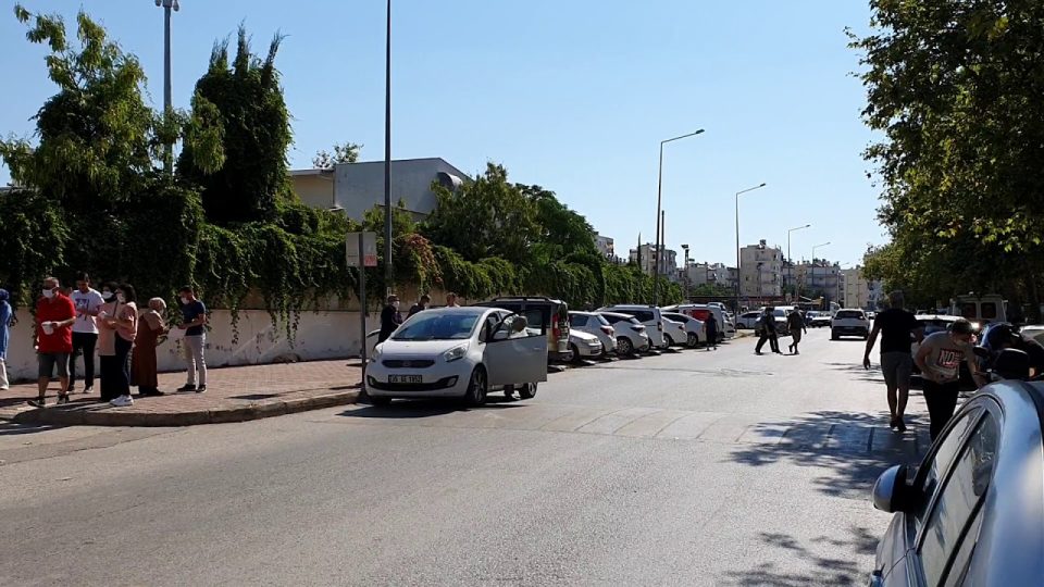 Antalya Muratpaşa Anadolu Lisesi önünde üniversite sınavı heyecanı