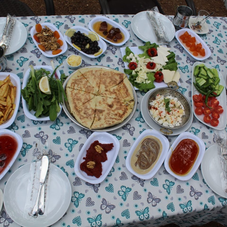 SILA'NIN KIR BAHÇESİ Çakırlar sosyete pazarında mükemmel bir kahvaltı mekanı