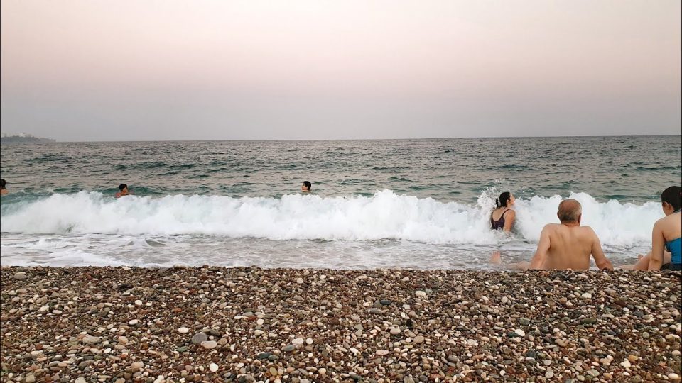 Konyaaltı Plajı Ağır Çekim Dalgalar ve Denize Girenler - Antalya Plajları