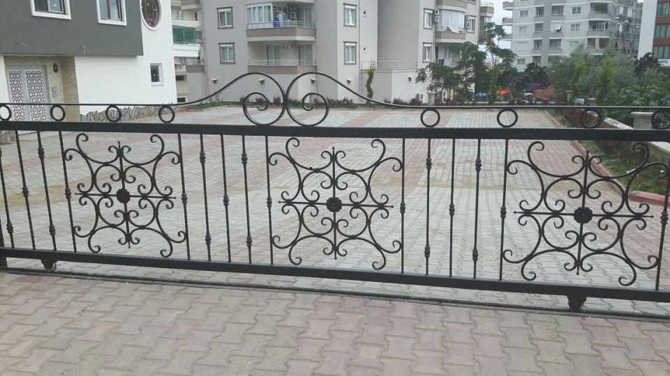 Bahçe Kapısı Bahçe Teli - Tel Çit Dikenli Tel Örgü Tel Halı Saha Kurulumu