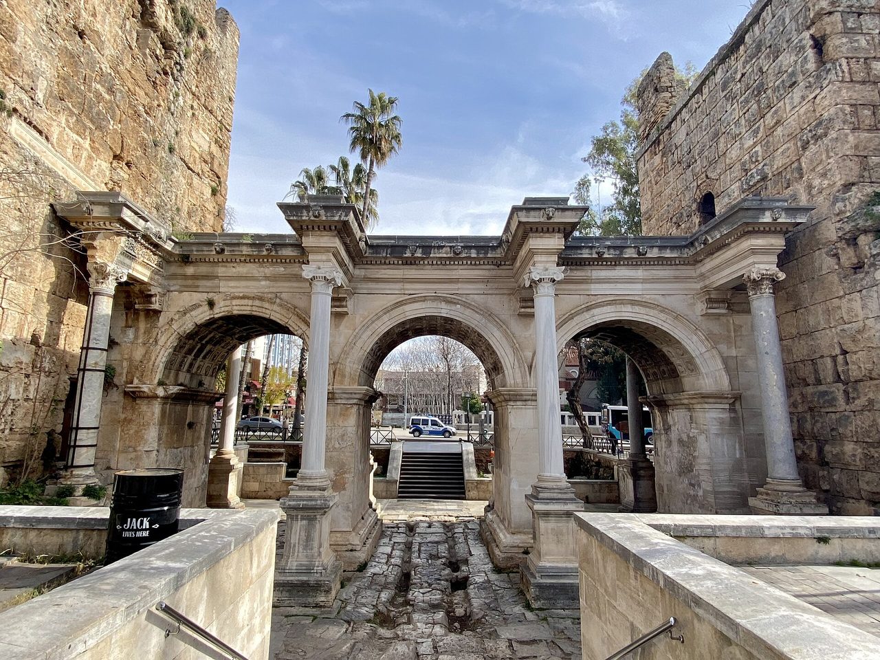 Hadrian Kapısı'nın tarihi zenginliği