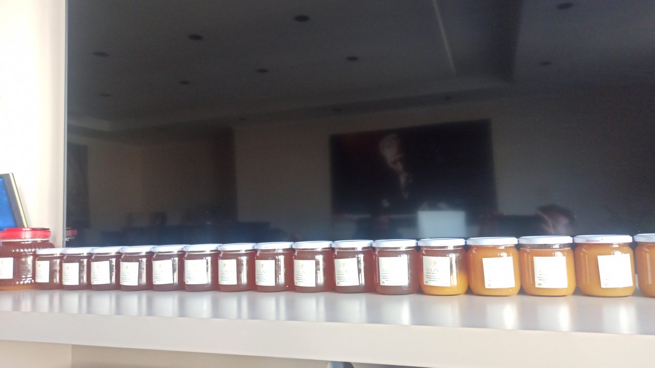 Doğal ve enfes lezzetler sofralarınızda! 🍯 Bu birbirinden güzel bal kavanozları, güne enerjik başlamak veya tatlı bir mo